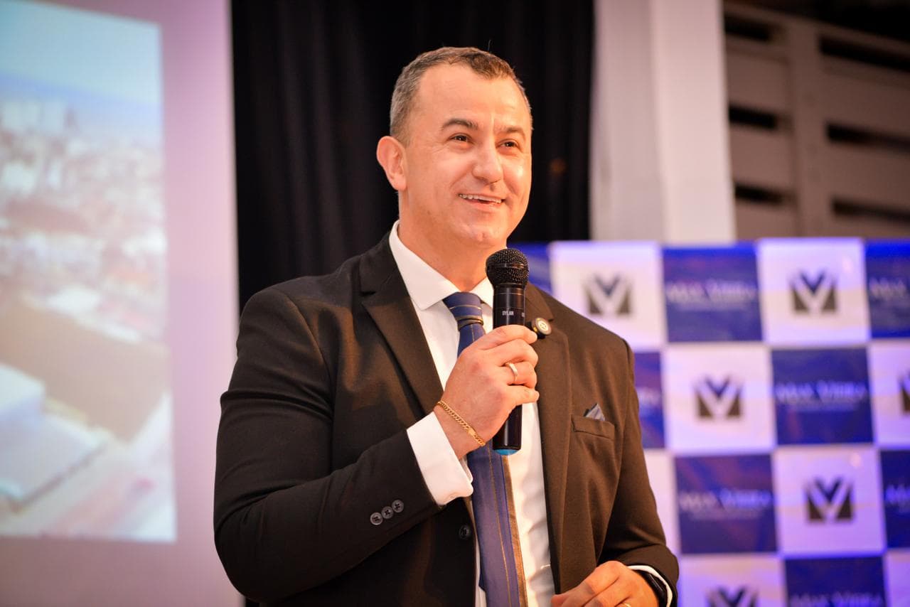 Prof. Max Vieira palestrando